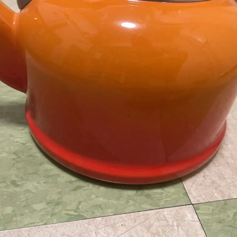 Le CREUSET Classic Tea Kettle Pot 2.2 Qt ORANGE Flame Enamel Steel